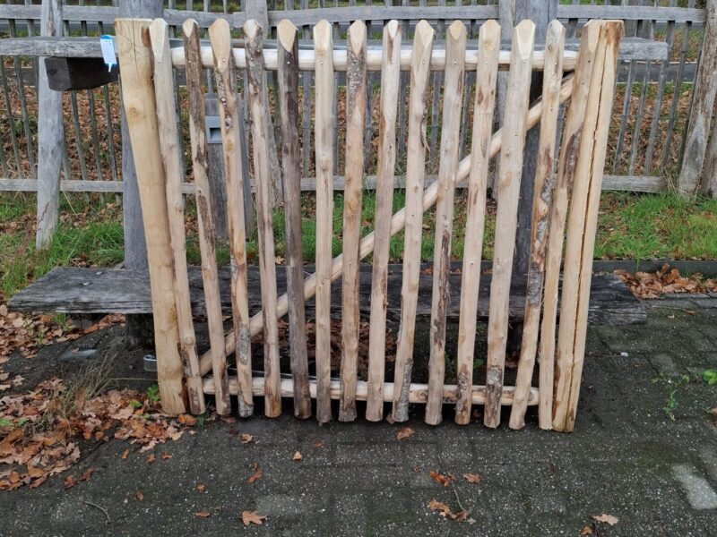 nr 28 Schapenhek poort kastanjehout - 133 cm breed x 120 cm hoog met grondpen - linksdraaiend