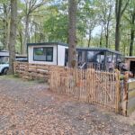 Kastanje paal 200 cm lang, diameter 7/9 cm, gepunt, kastanje paal 200 cm lang, diameter 10/12 cm, gepunt, Frans schapenhek kastanje 120 cm hoog, latafstand 4 cm, 2 x 5 meter rol, raamwerkpoort kastanje enkel 100 cm breed x 120 cm hoog, rechtsdraaiend en kastanje schaaldeel gezaagd