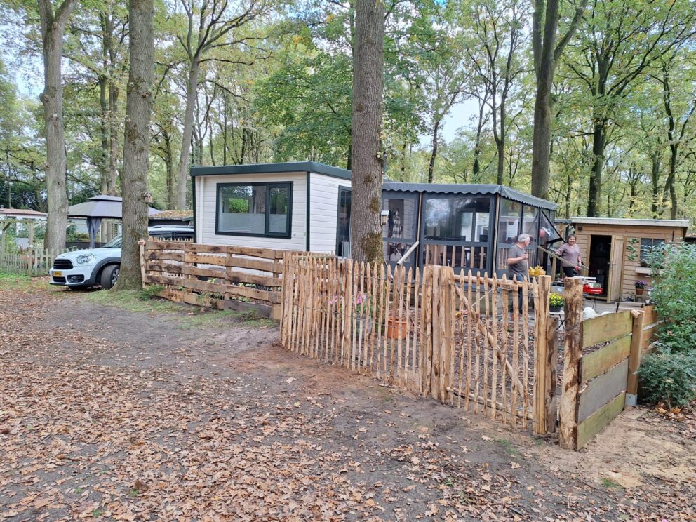 Kastanje paal 200 cm lang, diameter 7/9 cm, gepunt, kastanje paal 200 cm lang, diameter 10/12 cm, gepunt, Frans schapenhek kastanje 120 cm hoog, latafstand 4 cm, 2 x 5 meter rol, raamwerkpoort kastanje enkel 100 cm breed x 120 cm hoog, rechtsdraaiend en kastanje schaaldeel gezaagd