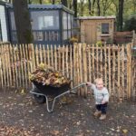 Kastanje paal 200 cm lang, diameter 7/9 cm, gepunt, kastanje paal 200 cm lang, diameter 10/12 cm, gepunt en Frans schapenhek kastanje 120 cm hoog, latafstand 4 cm, 2 x 5 meter rol