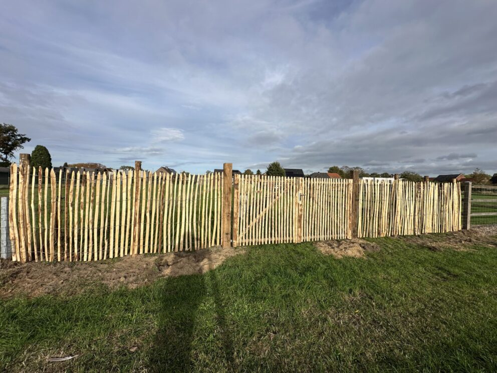 Luxe schapenhekpoort kastanje dubbel, 150 x 150 cm, plantpaal kastanje rustiek 16 x 16 x 250 cm, Frans schapenhek kastanje 150 cm hoog, latafstand 4 cm, 2 x 5 meter rol, kastanje paal 250 cm lang, diameter 7/9 cm, kastanje paal 250 cm, diameter 10/12 cm