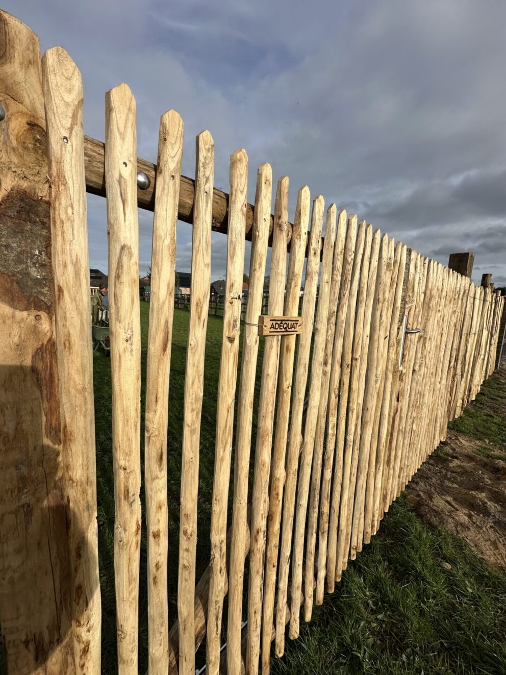 Luxe schapenhekpoort kastanje dubbel, 150 x 150 cm, plantpaal kastanje rustiek 16 x 16 x 250 cm, Frans schapenhek kastanje 150 cm hoog, latafstand 4 cm, 2 x 5 meter rol, kastanje paal 250 cm lang, diameter 7/9 cm, kastanje paal 250 cm, diameter 10/12 cm