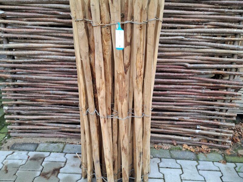 Nr 170 Frans Schapenhek kastanje 120 cm hoog, latafstand 4 cm. Lengte 450 cm.