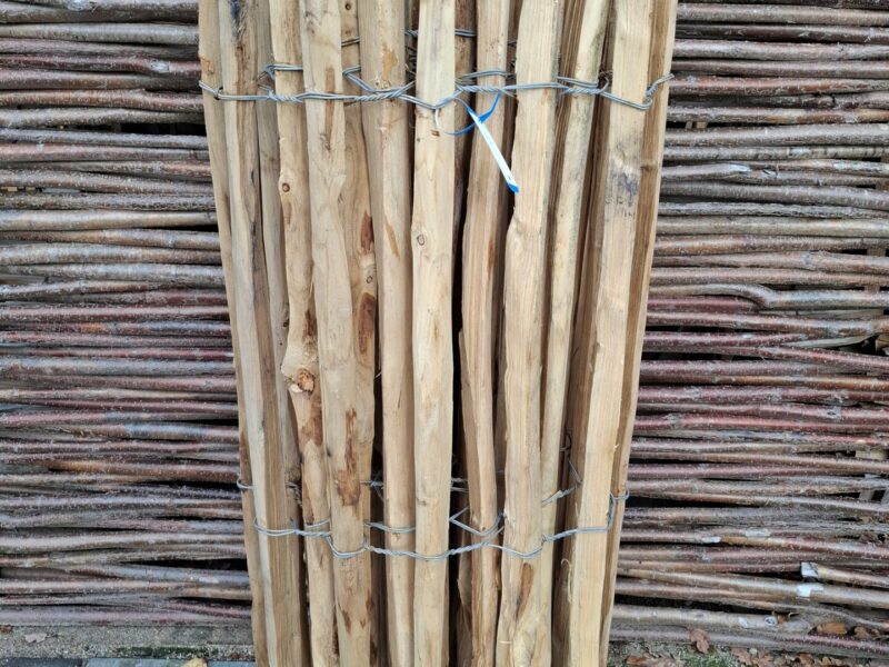 Nr 171 Frans Schapenhek kastanje 120 cm hoog, latafstand 4 cm. Lengte 470 cm. Demo stuk.