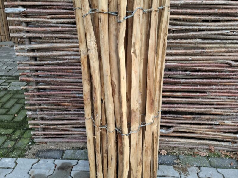 Nr 172 Frans Schapenhek kastanje 120 cm hoog, latafstand 4 cm. Lengte 460 cm. Demo stuk.