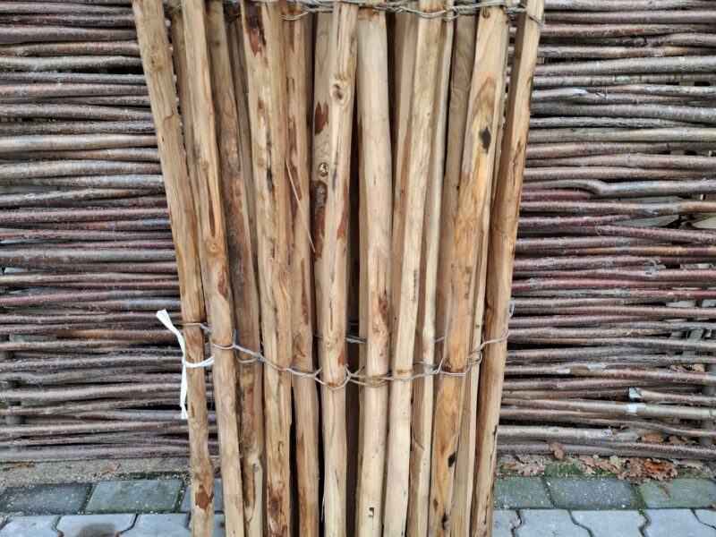 Nr 173 Frans Schapenhek kastanje 120 cm hoog, latafstand 4 cm. Lengte 470 cm.