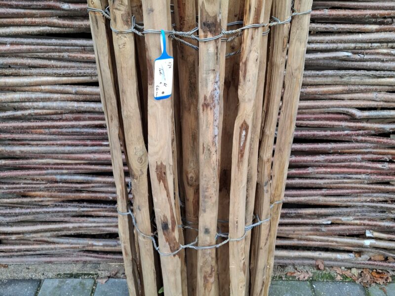 Nr 174 Frans Schapenhek kastanje 120 cm hoog, latafstand 4 cm. Lengte 460 cm. Demo stuk.