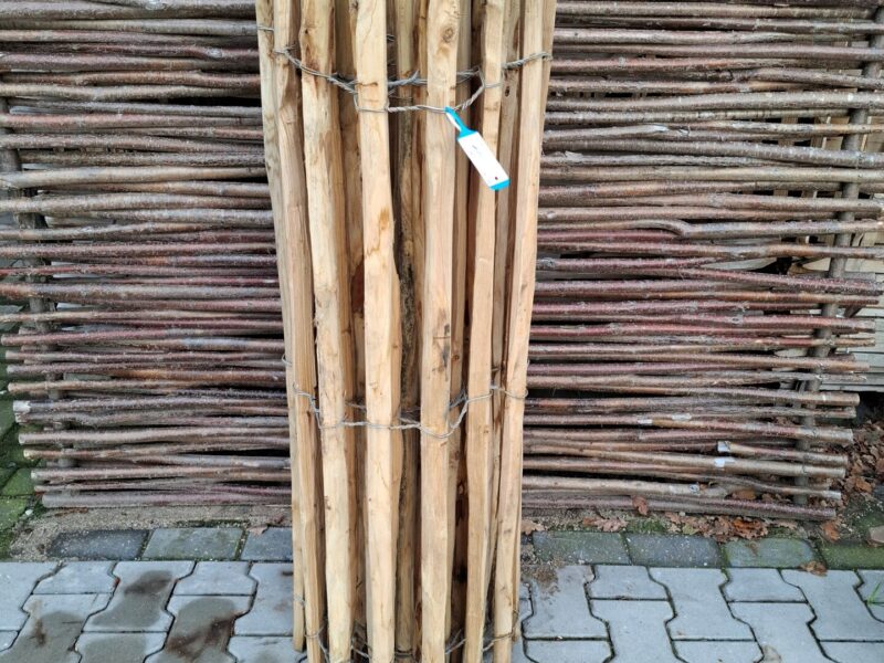 Nr 175 Frans Schapenhek kastanje 120 cm hoog, latafstand 4 cm. Lengte 460 cm. Bevat enkele schroeven.