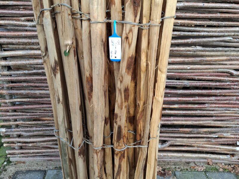 Nr 176 Frans Schapenhek kastanje 120 cm hoog, latafstand 4 cm. Lengte 460 cm. Bevat enkele schroeven.