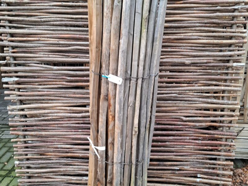 Nr 178 Frans Schapenhek kastanje 175 cm hoog, latafstand 6 cm. Lengte 500 cm. 1 lat kapot.