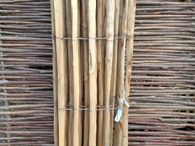 Nr 183 Frans Schapenhek kastanje 200 cm hoog, latafstand 6 cm. Lengte 420 cm