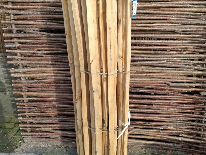 Nr 185 Frans Schapenhek kastanje 150 cm hoog, latafstand 6 cm. Lengte 420 cm