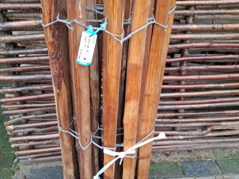 Nr 187 Frans Schapenhekwerk kastanje 100 cm hoog, latafstand 4 cm. Lengte 280 cm.