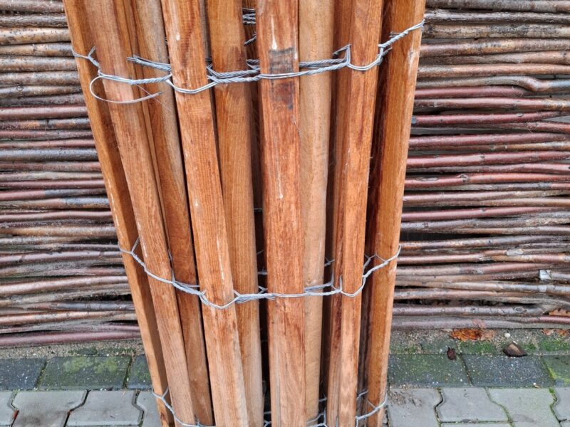 Nr 188 Schapenhekwerk robinia 100 cm hoog, latafstand 4 cm. Lengte 515 cm.
