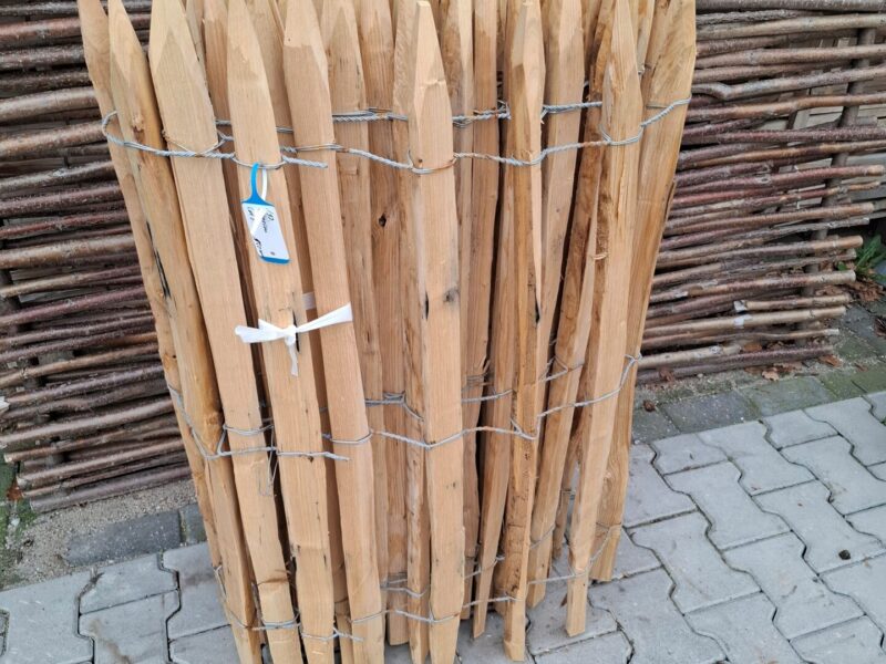 Nr 193 Frans Schapenhek kastanje 100 cm hoog, latafstand 8 cm. Lengte 950 cm