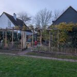 Frans schapenhek kastanje 50 centimeter hoog, latafstand 4 cm, 10 meter rol, schapenhek poort kastanje enkel, 100 cm breed x 200 cm hoog, linksdraaiend, kastanje paal 400 cm lang, diameter 10/12 cm, halfrond, kastanje rasterlat halfrond en gepunt, 200 cm lang en kastanje paal 300 cm lang, diameter 10/12 cm gepunt