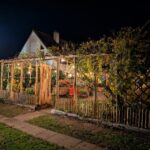 Frans schapenhek kastanje 50 centimeter hoog, latafstand 4 cm, 10 meter rol, schapenhek poort kastanje enkel, 100 cm breed x 200 cm hoog, linksdraaiend, kastanje paal 400 cm lang, diameter 10/12 cm, halfrond, kastanje rasterlat halfrond en gepunt, 200 cm lang en kastanje paal 300 cm lang, diameter 10/12 cm gepunt