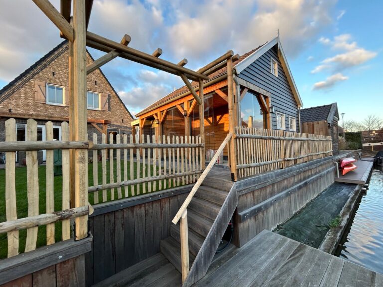 Kastanje paal 4-zijdig, ronde hoeken diameter 10 cm, lengte 270 cm, kastanje rasterlat, halfrond en gepunt, 100 cm lang, kastanje paal 200 cm lang, diameter 7/9 cm halfrond, kastanje paal 250 cm lang, diameter 7/9 cm, halfrond, kastanje paal 250 cm lang, diameter 7/9 cm, gepunt, pergola