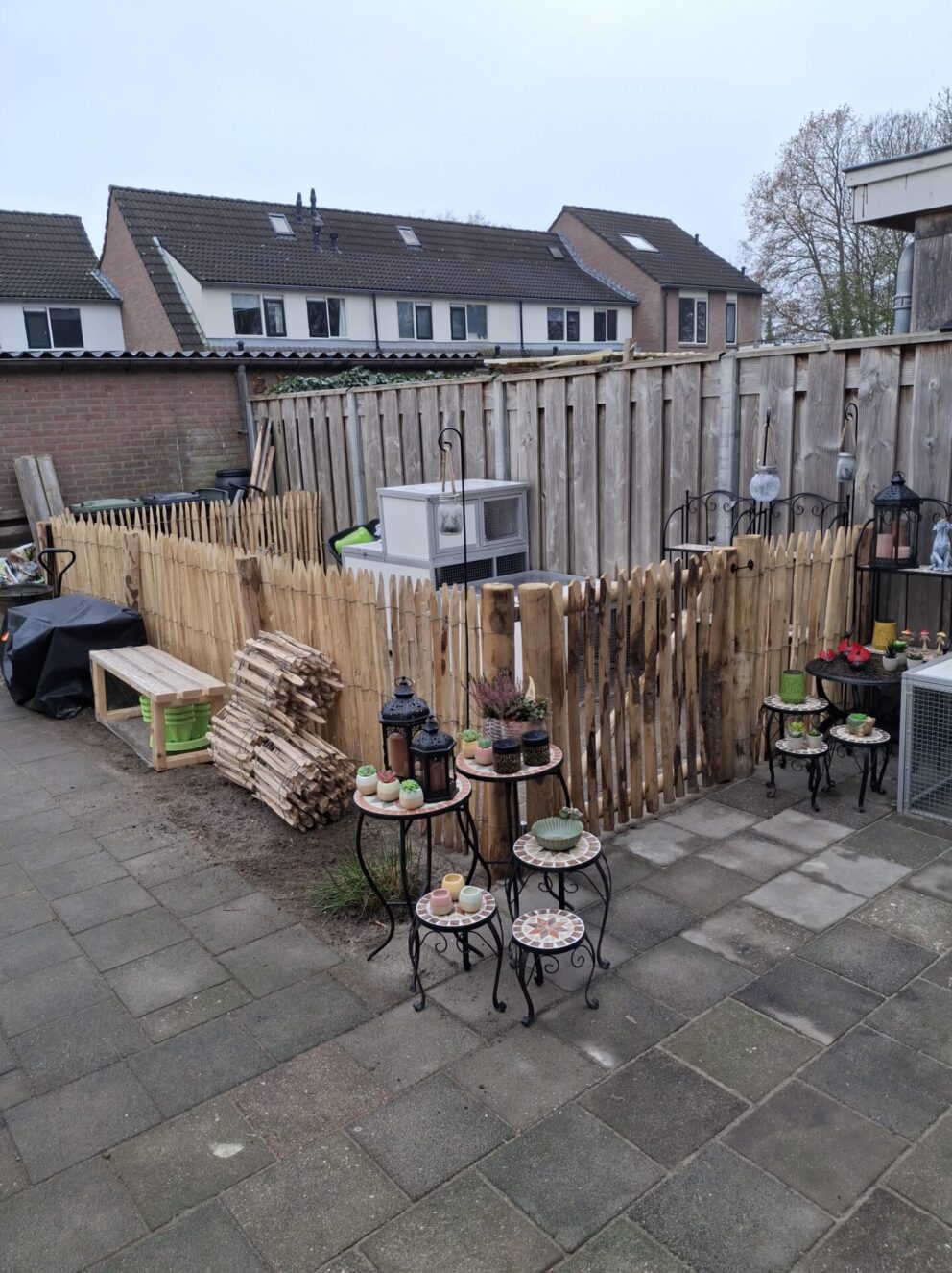 Frans schapenhek kastanje 100 cm hoog, latafstand 2 cm en schapenhek poort kastanje enkel, 120 cm breed, 100 cm hoog, linksdraaiend