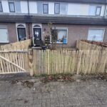 Frans schapenhek kastanje 100 cm hoog, latafstand 2 cm en schapenhek poort kastanje enkel, 120 cm breed, 100 cm hoog, linksdraaiend