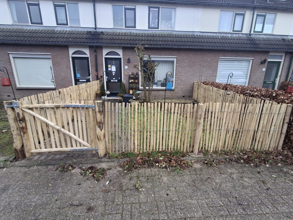 Frans schapenhek kastanje 100 cm hoog, latafstand 2 cm en schapenhek poort kastanje enkel, 120 cm breed, 100 cm hoog, linksdraaiend