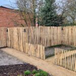 Frans schapenhek kastanje 175 cm hoog, latafstand 4 cm, kastanje paal 250 cm lang, diameter 7-9 cm, kastanje paal 120 cm, diameter 7-9 cm, Frans schapenhek kastanje 80 cm hoog, latafstand 4 cm, schapenhek poort kastanje enkel, 80 cm breed en 175 cm hoog