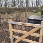 Kastanje paal 4-zijdig, ronde hoeken, diameter 10 cm, lengte 220 cm, boerenpoort rustiek kastanje enkel 120 cm breed x 120 cm hoog, boerenpoort rustiek kastanje enkel 120 x 120 cm, rechtsdraaiend, met verstevigde onderbalk, hang- en sluitwerkset Engelse en Nederlandse poort, verstevigde onderbalk aandrijving boerenpoort en kastanje balk rustiek bezaagd - 16 x 16 x 250 cm