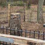 Kastanje paal 4-zijdig, ronde hoeken, diameter 10 cm, lengte 220 cm, boerenpoort rustiek kastanje enkel 120 cm breed x 120 cm hoog, boerenpoort rustiek kastanje enkel 120 x 120 cm, rechtsdraaiend, met verstevigde onderbalk, hang- en sluitwerkset Engelse en Nederlandse poort, verstevigde onderbalk aandrijving boerenpoort en kastanje balk rustiek bezaagd - 16 x 16 x 250 cm