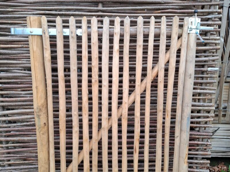 Nr 10 Schapenhek poort kastanje 150 cm hoog, lengte 120 cm. Linksdraaiend.
