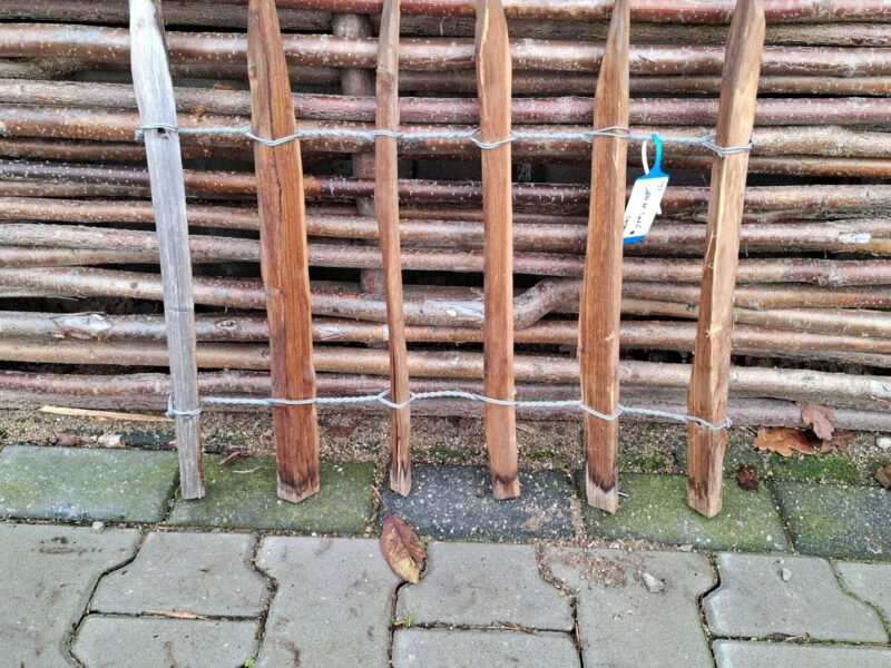 Nr 195 Frans Schapenhekwerk kastanje 50 cm hoog, latafstand 6 cm. Lengte 50 cm.