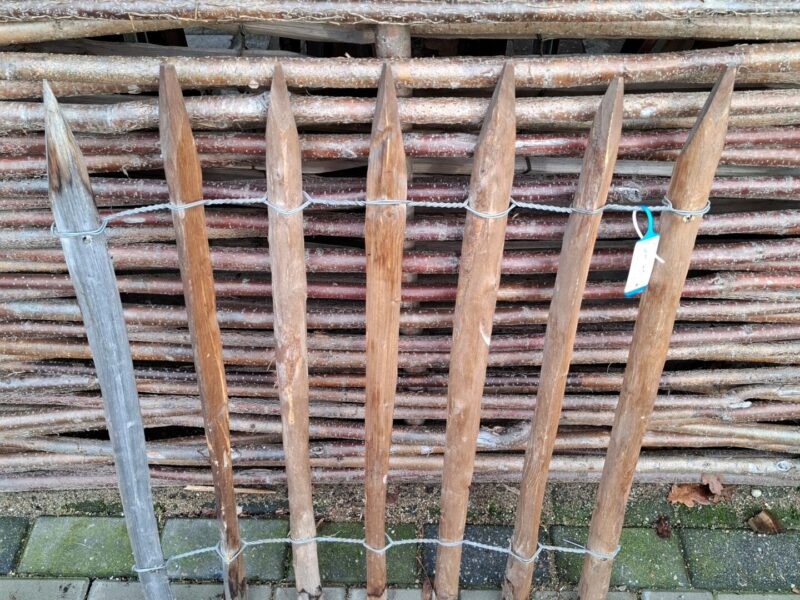 Nr 196 Frans Schapenhekwerk kastanje 80 cm hoog, latafstand 6 cm. Lengte 65 cm.