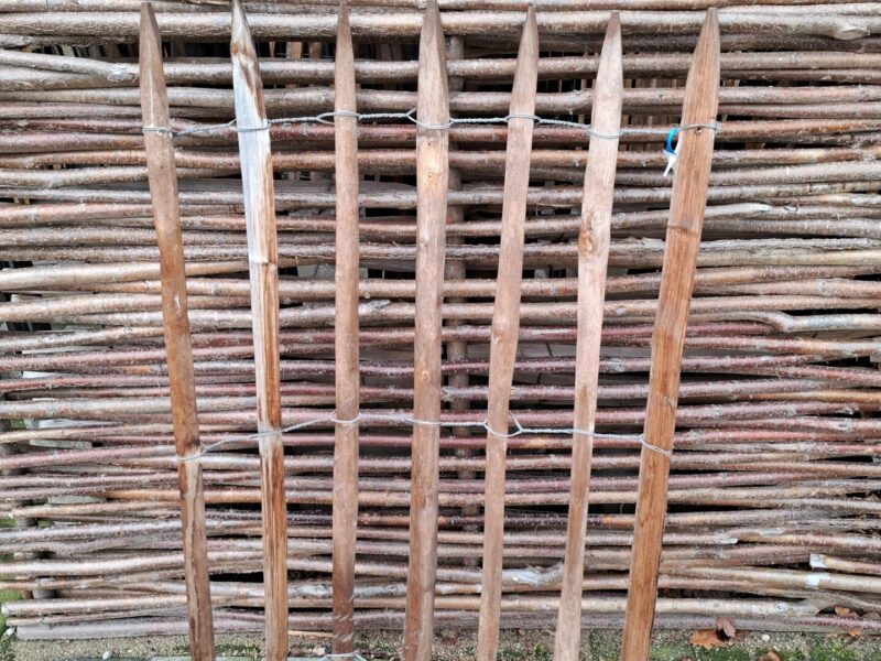 Nr 198 Frans Schapenhekwerk kastanje 120 cm hoog, latafstand 6 cm. Lengte 75 cm.