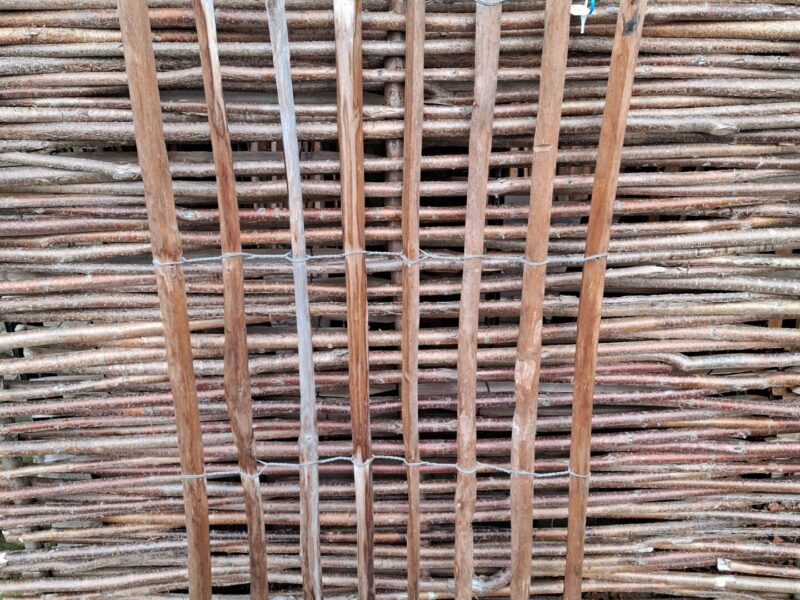 Nr 199 Frans Schapenhekwerk kastanje 150 cm hoog, latafstand 6 cm. Lengte 75 cm.