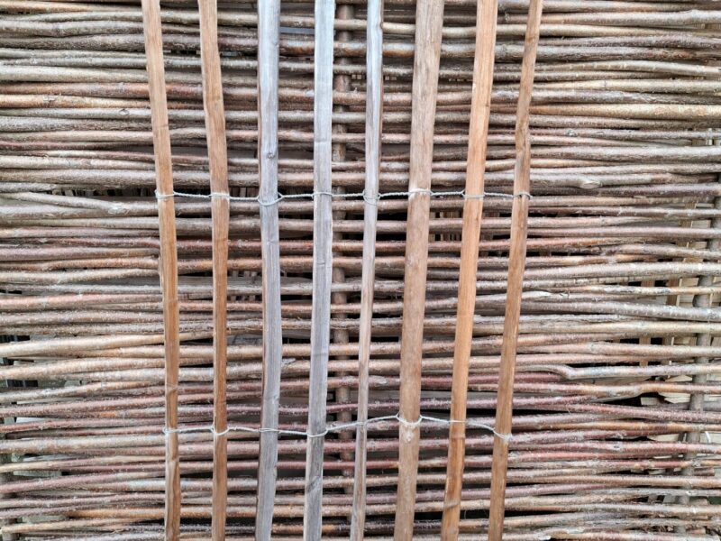 Nr 200 Frans Schapenhekwerk kastanje 175 cm hoog, latafstand 6 cm. Lengte 75 cm.