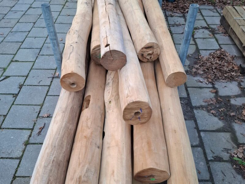 Robinia palen, diverse lengtes. Diameter 13/17 cm. Geschuurd.