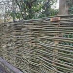 Wilgentenen per bos (18-20 tenen), kastanje paal 200 cm lang, diameter 7/9 cm, gepunt, Frans schapenhek kastanje 80 cm hoog, latafstand 4 cm, 2x5 meter rol