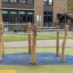 Robinia paal 400 cm lang, diameter 10/12 cm, geschuurd, duikelrek speeltoestel