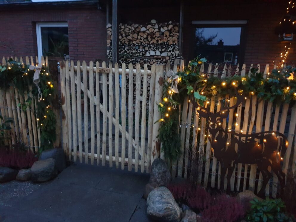 Frans schapenhek kastanje, 120 cm hoog, latafstand 2 cm, 2x 5 m rol, robinia paal 200 cm lang, Ø 8-10 cm geschild met punt, robinia paal 200 cm lang, Ø 10-12 cm geschild met punt, roestvrijstalen schroeven 4,5x60, per 100 stuks, grondboor 125 cm lang, diam. 90 mm en raamwerkpoort kastanje enkel 120Bx120H (cm), draairichting: rechts