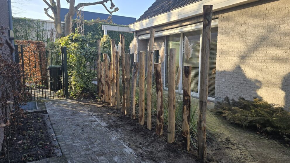 Kastanje paal 250 cm lang, diameter 10-12 cm, gepunt, kastanje paal 200 cm lang, diameter 10-12 cm, gepunt en kastanje paal 175 cm lang, diameter 10-12 cm, gepunt