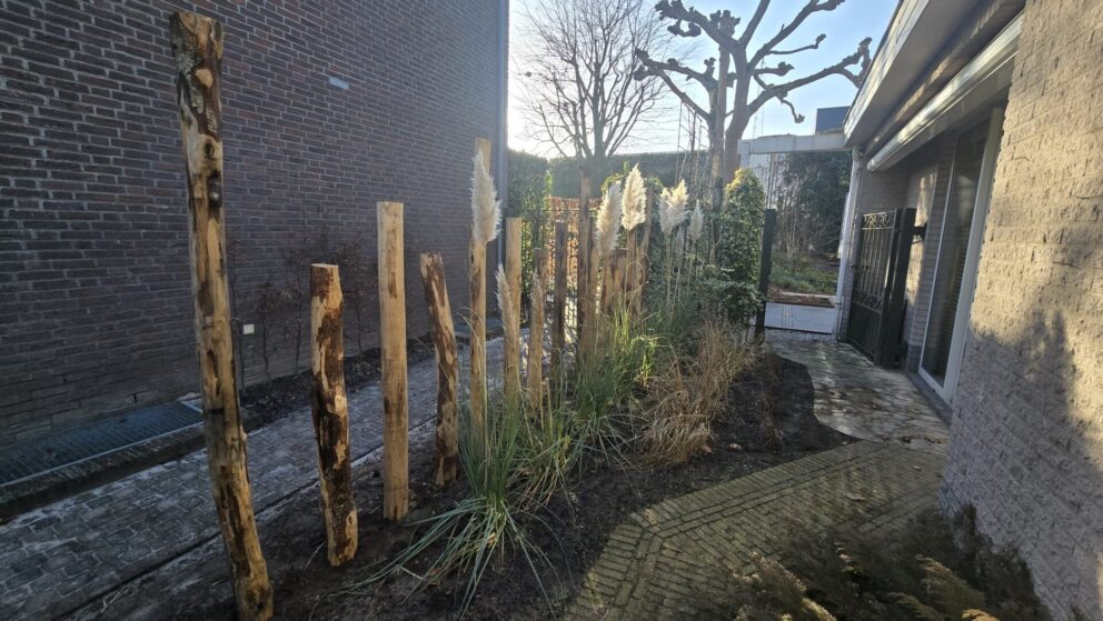 Kastanje paal 250 cm lang, diameter 10-12 cm, gepunt, kastanje paal 200 cm lang, diameter 10-12 cm, gepunt en kastanje paal 175 cm lang, diameter 10-12 cm, gepunt