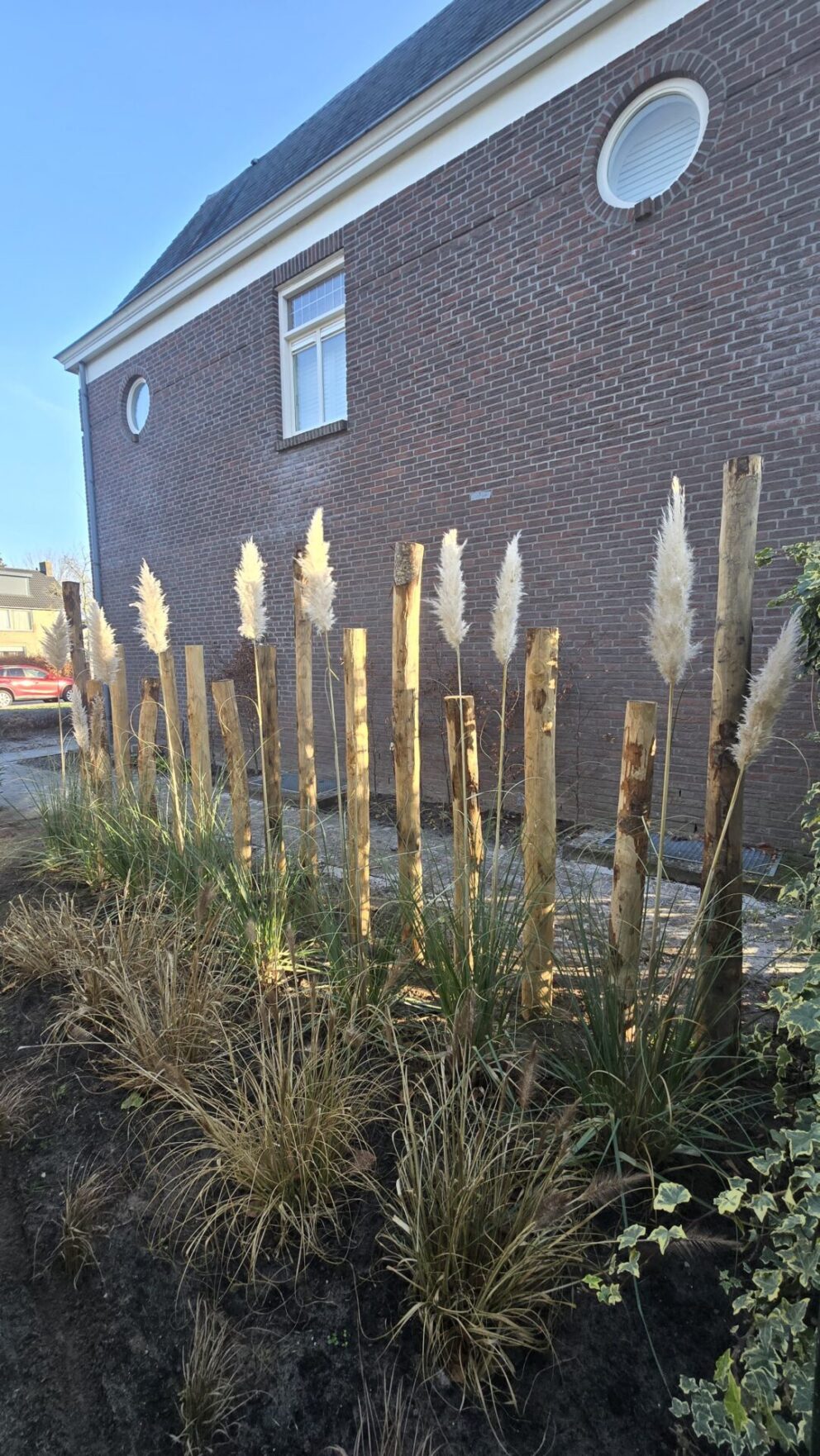 Kastanje paal 250 cm lang, diameter 10-12 cm, gepunt, kastanje paal 200 cm lang, diameter 10-12 cm, gepunt en kastanje paal 175 cm lang, diameter 10-12 cm, gepunt