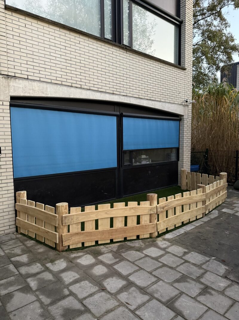 Robinia paal 400 cm lang, diameter 16-18 cm, geschuurd en robinia schaaldeel geschuurd 2,5 x 15/22 x 250 cm