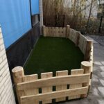 Robinia paal 400 cm lang, diameter 16-18 cm, geschuurd en robinia schaaldeel geschuurd 2,5 x 15/22 x 250 cm