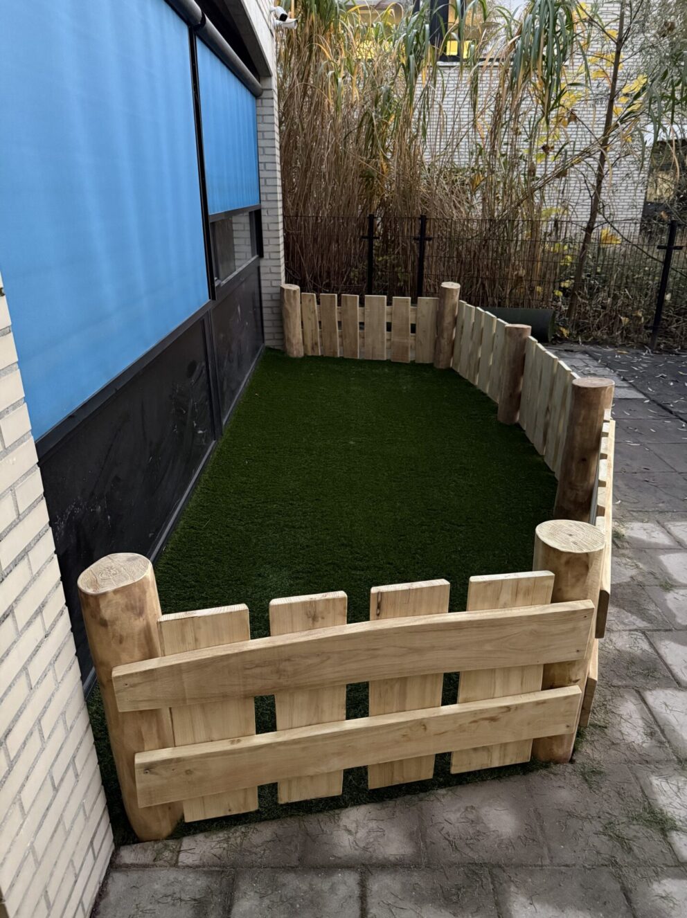 Robinia paal 400 cm lang, diameter 16-18 cm, geschuurd en robinia schaaldeel geschuurd 2,5 x 15/22 x 250 cm