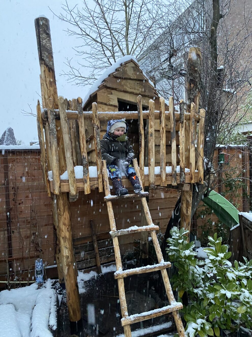 Kastanjepaal vierzijdig, ronde hoeken, diameter 10 cm, 220 cm lang, kastanje paal 350 cm lang, diameter 10-12 cm, ongepunt, kastanje balk rustiek bezaagd-8x8x300 cm, kastanje balk gezaagd-6x6x250 cm, kastanje schaaldeel gezaagd-2x15/22x250 cm, kastanje paal 250 cm lang, diameter 7-9 cm, halfrond, kastanje rasterlat, halfrond en gepunt, 200 cm lang, kastanje paal 300 cm lang, diameter 4-6 cm, ongepunt, kastanje paal 150 cm lang, diameter 2-4 cm, ongepunt, kastanje plank gezaagd - 3x15x250 cm