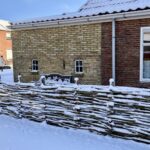 Wilgentenen per bos (18-20 tenen), kastanje paal 250 cm lang, diameter 7/9 cm, gepunt, kastanje paal 250 cm lang, diameter 4/6 cm, ongepunt Gevlochten wilgentenen in de sneeuw