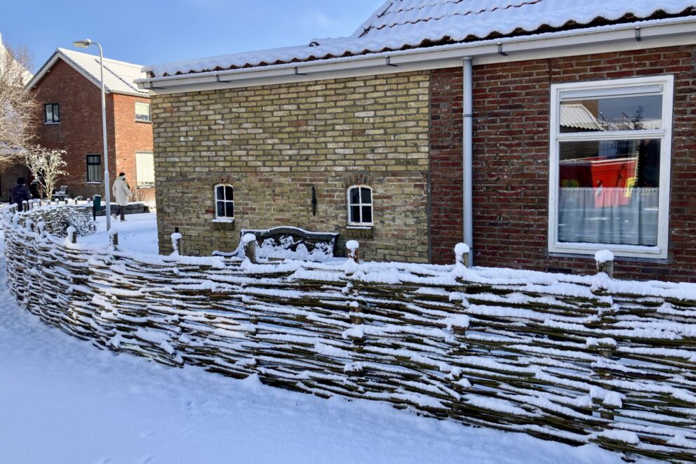 Wilgentenen per bos (18-20 tenen), kastanje paal 250 cm lang, diameter 7/9 cm, gepunt, kastanje paal 250 cm lang, diameter 4/6 cm, ongepunt Gevlochten wilgentenen in de sneeuw