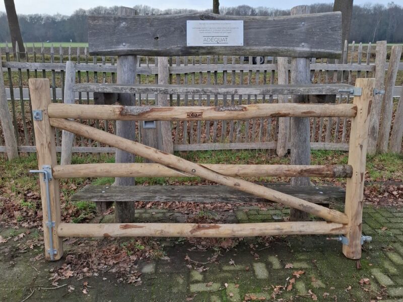 Nr 2 Post & Rail poort 3 niveau kastanje enkel 216 cm breed. Rechtsdraaiend.