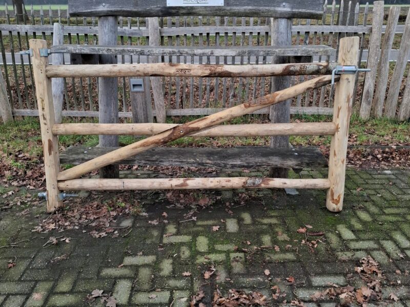 Nr 3 Post & Rail poort 3 niveau kastanje enkel 215 cm breed. Linksdraaiend.