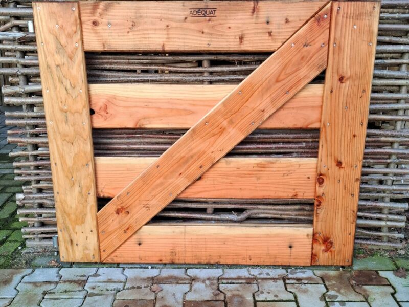 Nr 7 Boerenpoort 4 niveau douglas enkel 110 cm H bij 130 cm BR. Beetje beschadigd.